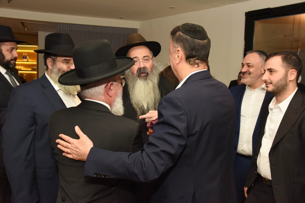 הראשל"צ והשרים עלו לברך את הנגיד ב'שבע ברכות' לבנו הראשל"צ והשרים עלו לברך את הנגיד ב'שבע ברכות' לבנו