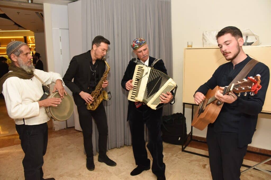 הראשל"צ והשרים עלו לברך את הנגיד ב'שבע ברכות' לבנו הראשל"צ והשרים עלו לברך את הנגיד ב'שבע ברכות' לבנו