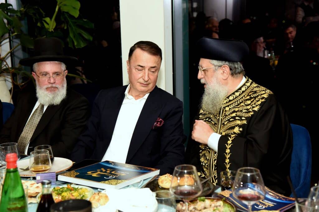 הראשל"צ והשרים עלו לברך את הנגיד ב'שבע ברכות' לבנו הראשל"צ והשרים עלו לברך את הנגיד ב'שבע ברכות' לבנו