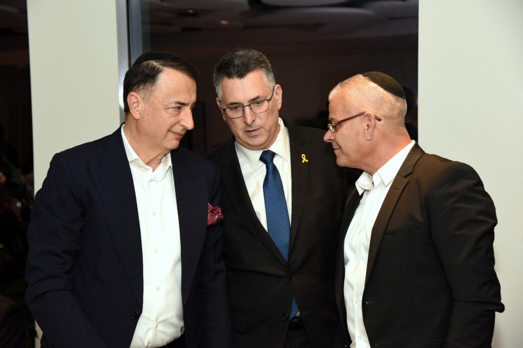 הראשל"צ והשרים עלו לברך את הנגיד ב'שבע ברכות' לבנו הראשל"צ והשרים עלו לברך את הנגיד ב'שבע ברכות' לבנו