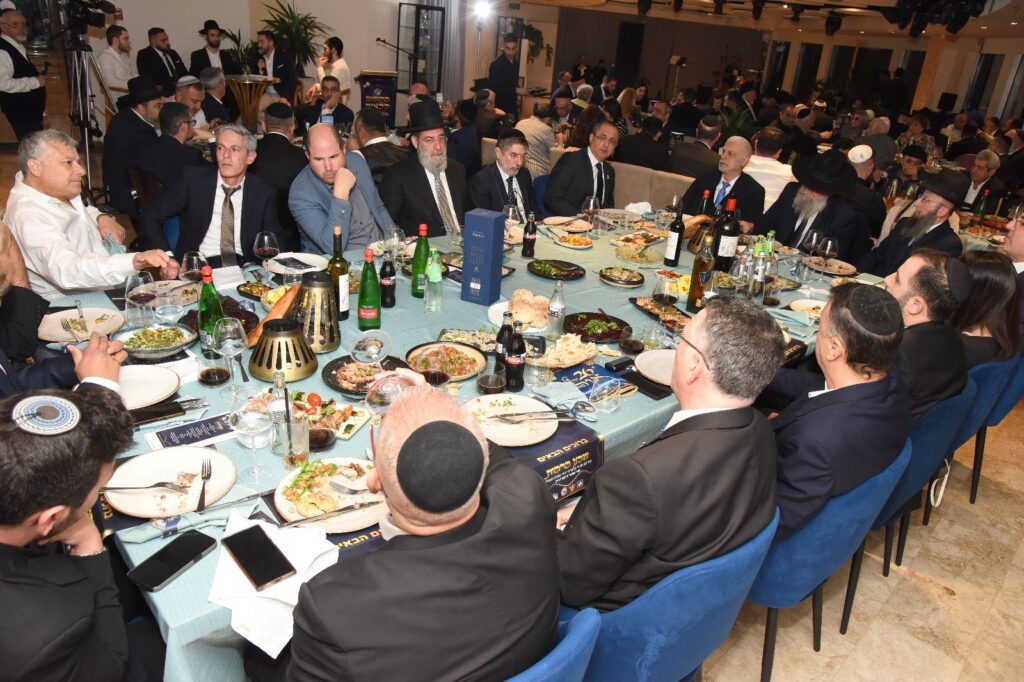 הראשל"צ והשרים עלו לברך את הנגיד ב'שבע ברכות' לבנו הראשל"צ והשרים עלו לברך את הנגיד ב'שבע ברכות' לבנו