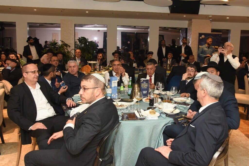 הראשל"צ והשרים עלו לברך את הנגיד ב'שבע ברכות' לבנו הראשל"צ והשרים עלו לברך את הנגיד ב'שבע ברכות' לבנו