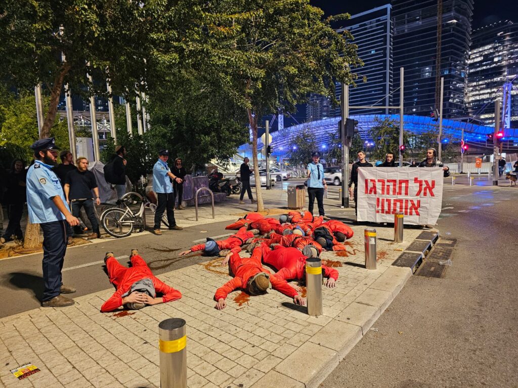 "יהודי לא יורה ביהודי": עשרות מתיישבים במיצג מחאה בת"א "יהודי לא יורה ביהודי": עשרות מתיישבים במיצג מחאה בת"א