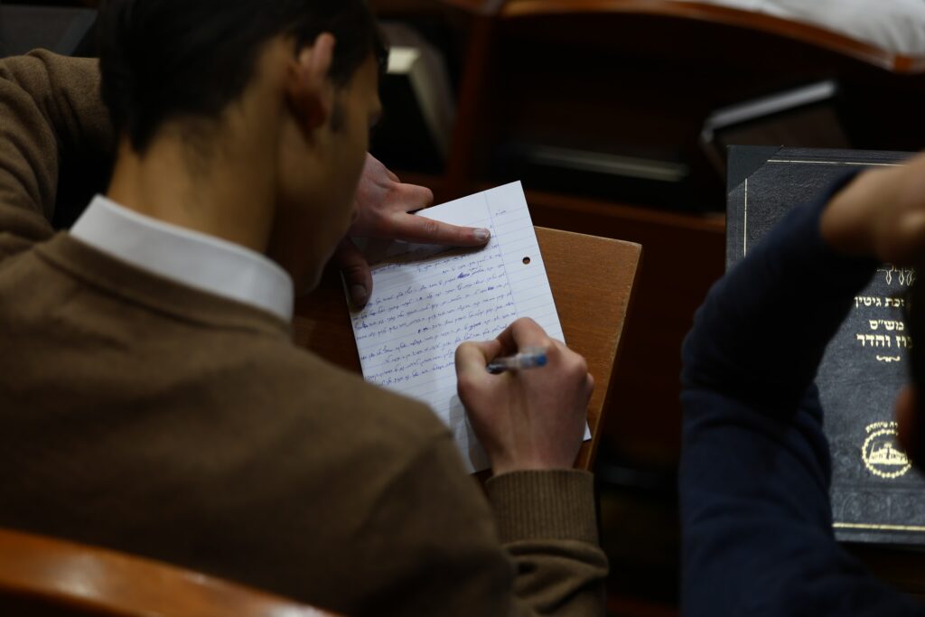 מרן הגרמ"ה הירש: "יש היום כל כך הרבה ניסיונות לבחורים"