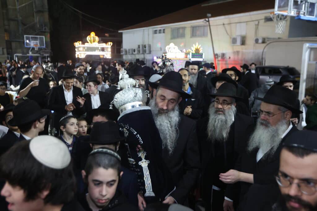 הזוכה בהגרלת יד לאחים הכניס את ס"ת להיכל הישיבה שדרכה חזר בתשובה הזוכה בהגרלת יד לאחים הכניס את ס"ת להיכל הישיבה שדרכה חזר בתשובה