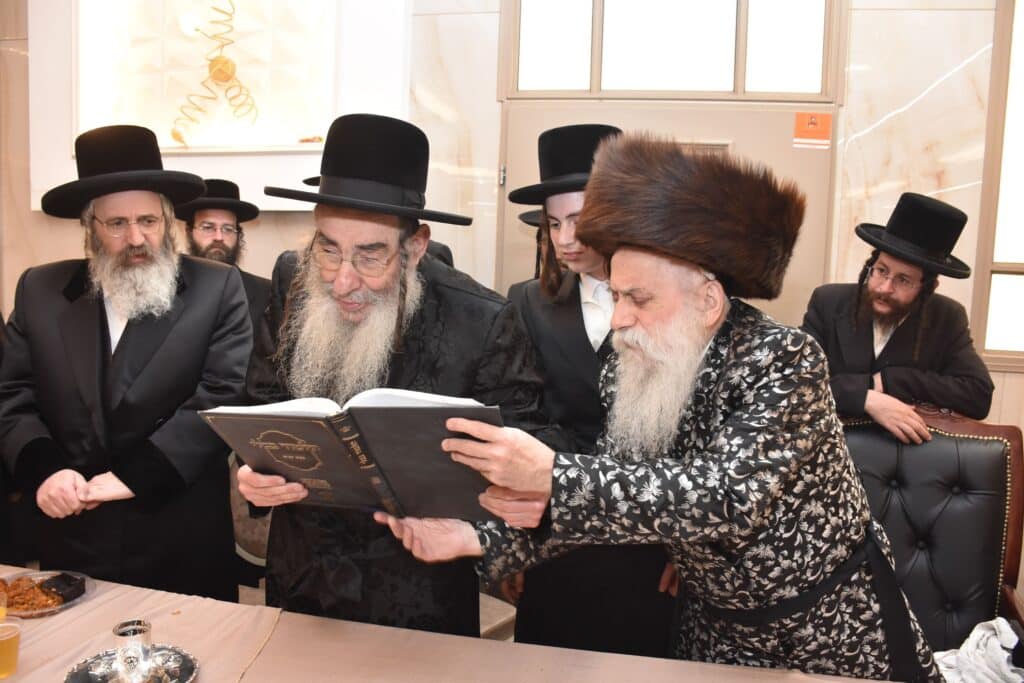 גלריה: האדמו"ר מבוטשאן הכניס את נכדו בעול המצוות