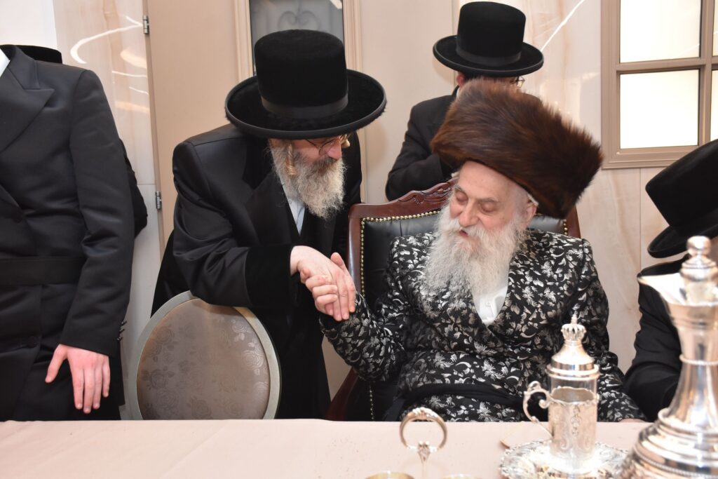 גלריה: האדמו"ר מבוטשאן הכניס את נכדו בעול המצוות