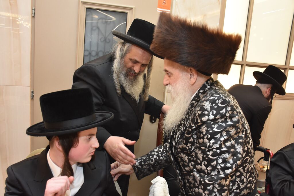 גלריה: האדמו"ר מבוטשאן הכניס את נכדו בעול המצוות