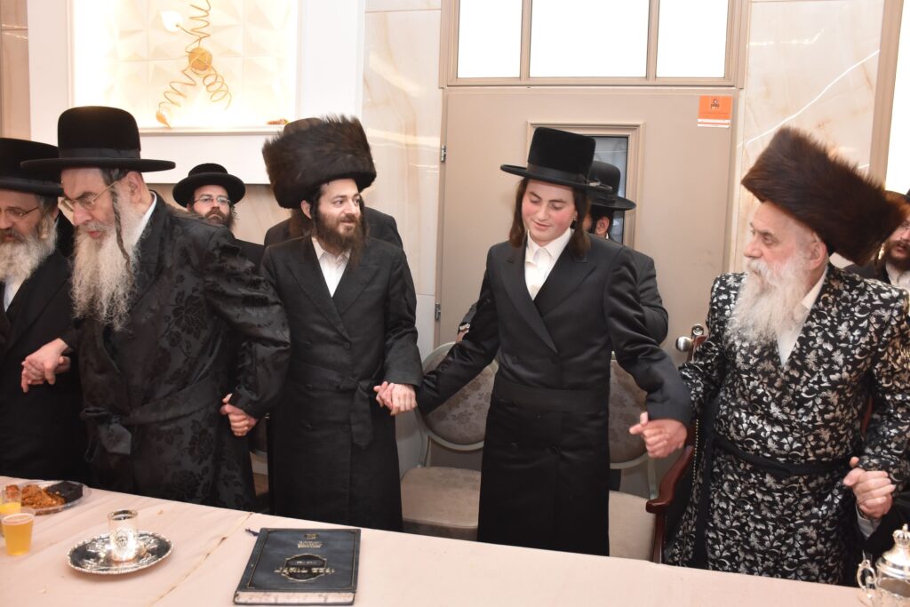 גלריה: האדמו"ר מבוטשאן הכניס את נכדו בעול המצוות