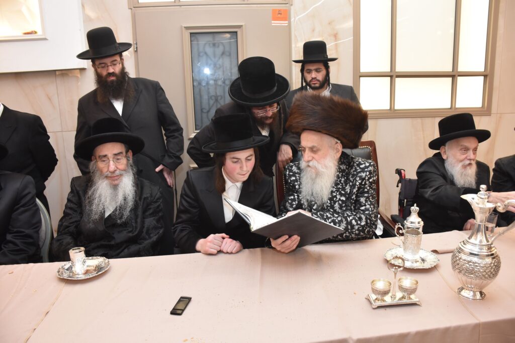 גלריה: האדמו"ר מבוטשאן הכניס את נכדו בעול המצוות