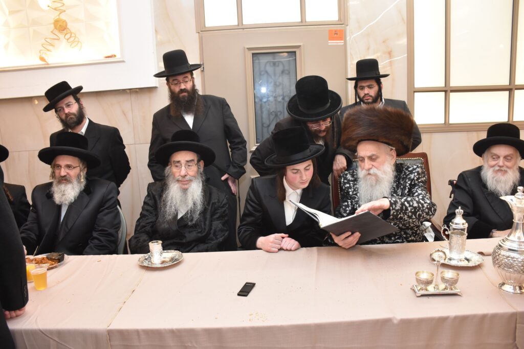 גלריה: האדמו"ר מבוטשאן הכניס את נכדו בעול המצוות