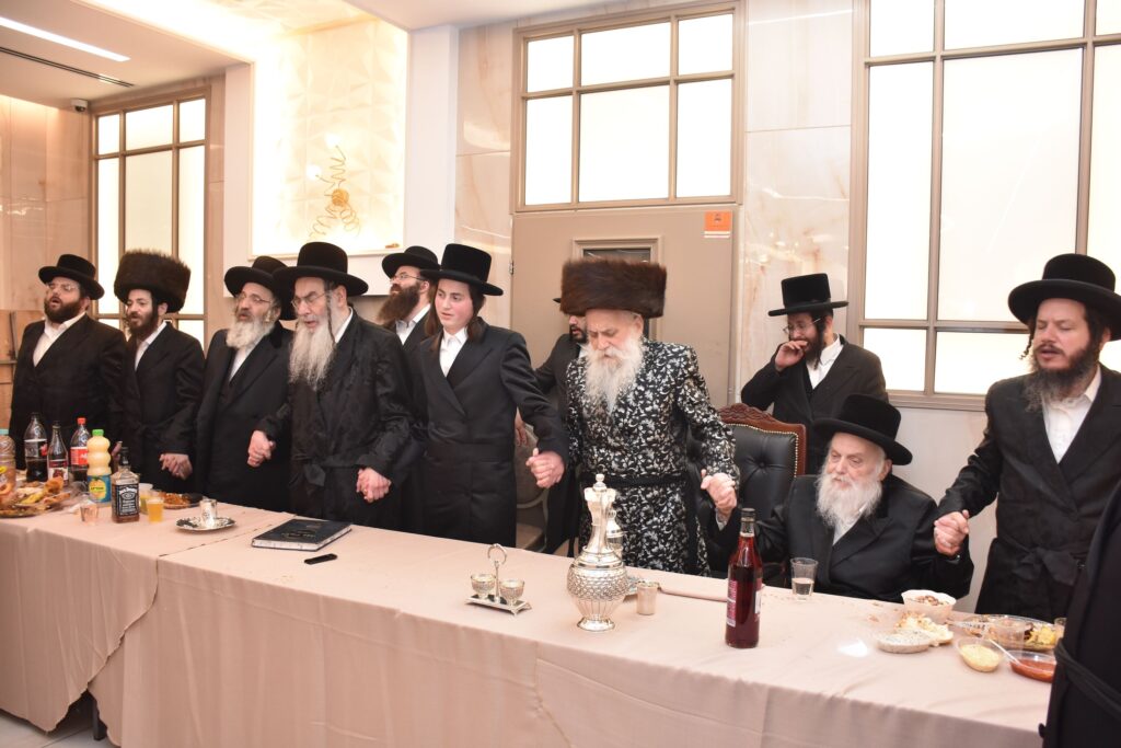 גלריה: האדמו"ר מבוטשאן הכניס את נכדו בעול המצוות