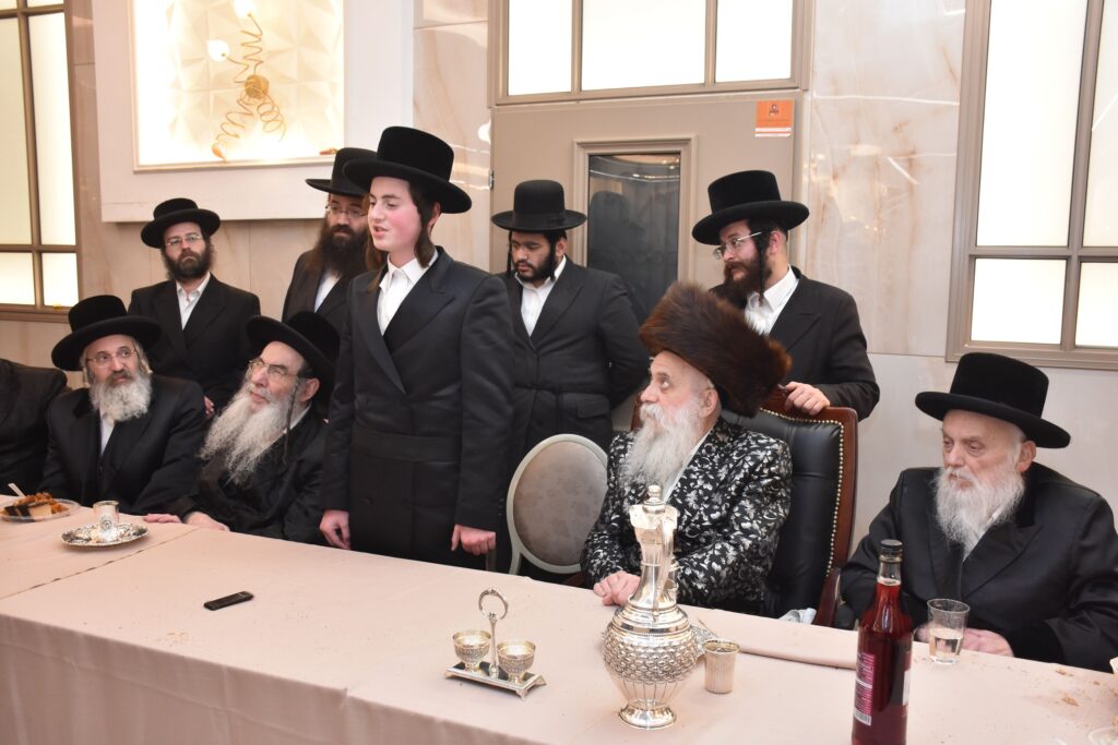 גלריה: האדמו"ר מבוטשאן הכניס את נכדו בעול המצוות