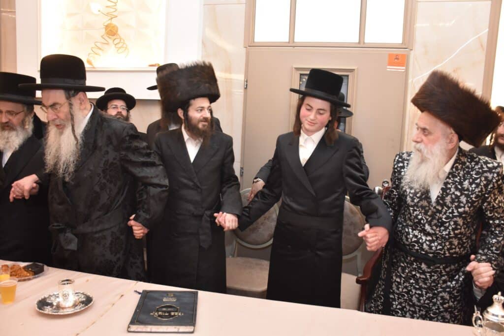 גלריה: האדמו"ר מבוטשאן הכניס את נכדו בעול המצוות