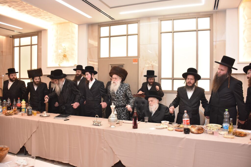 גלריה: האדמו"ר מבוטשאן הכניס את נכדו בעול המצוות