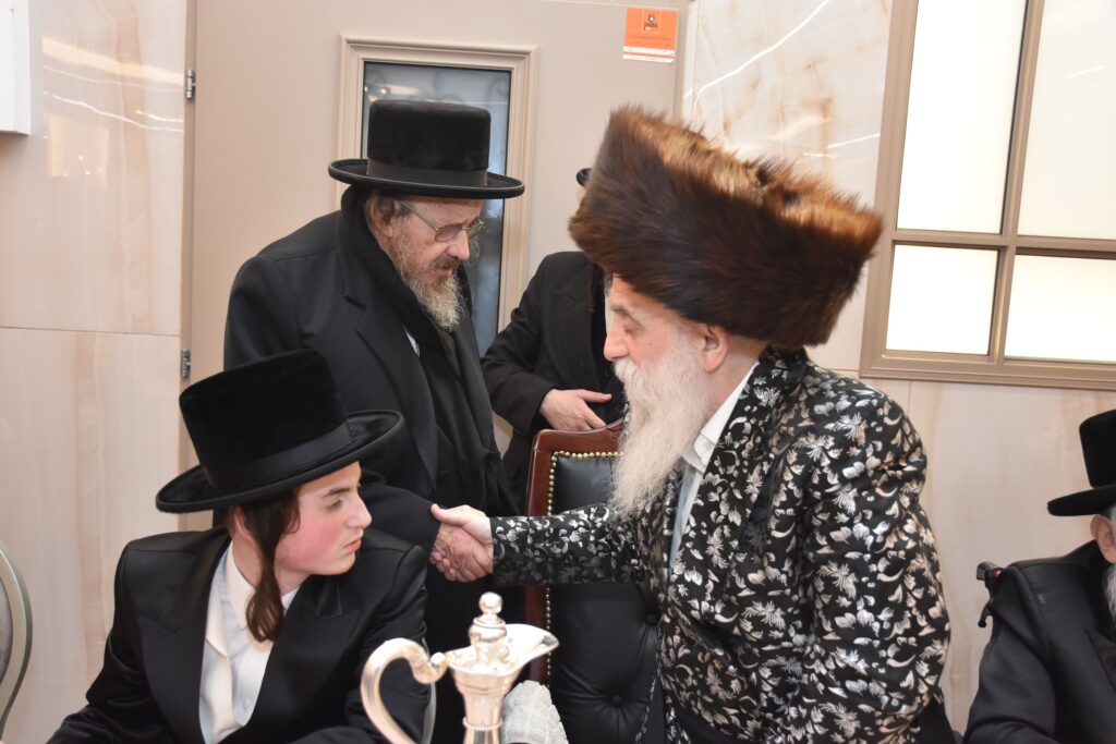 גלריה: האדמו"ר מבוטשאן הכניס את נכדו בעול המצוות