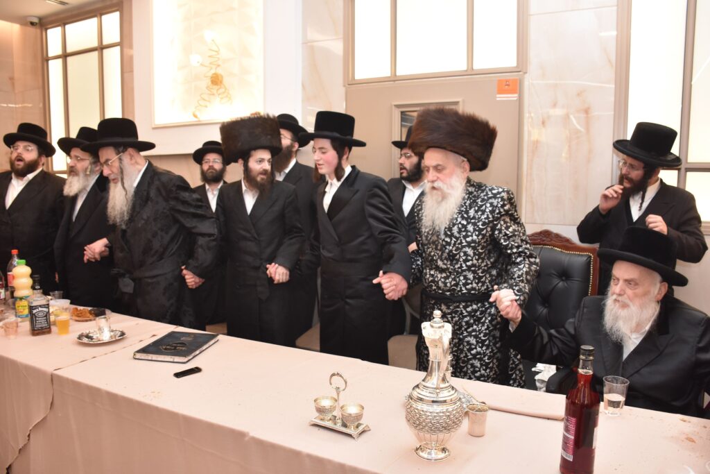 גלריה: האדמו"ר מבוטשאן הכניס את נכדו בעול המצוות