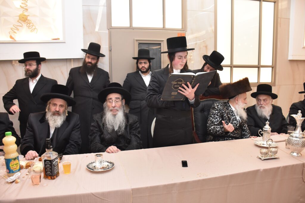 גלריה: האדמו"ר מבוטשאן הכניס את נכדו בעול המצוות