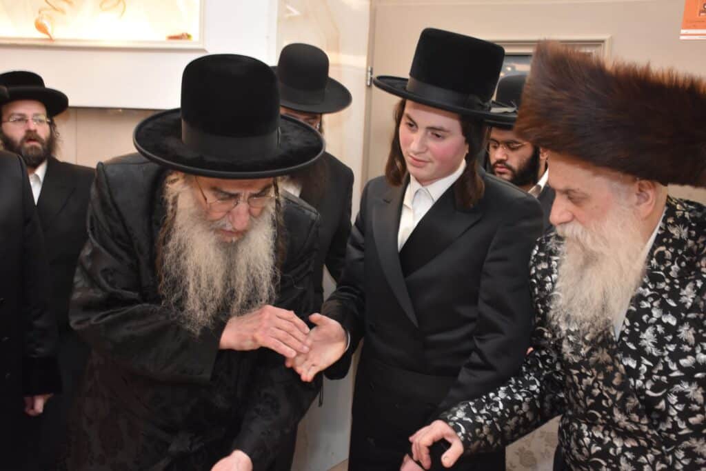 גלריה: האדמו"ר מבוטשאן הכניס את נכדו בעול המצוות