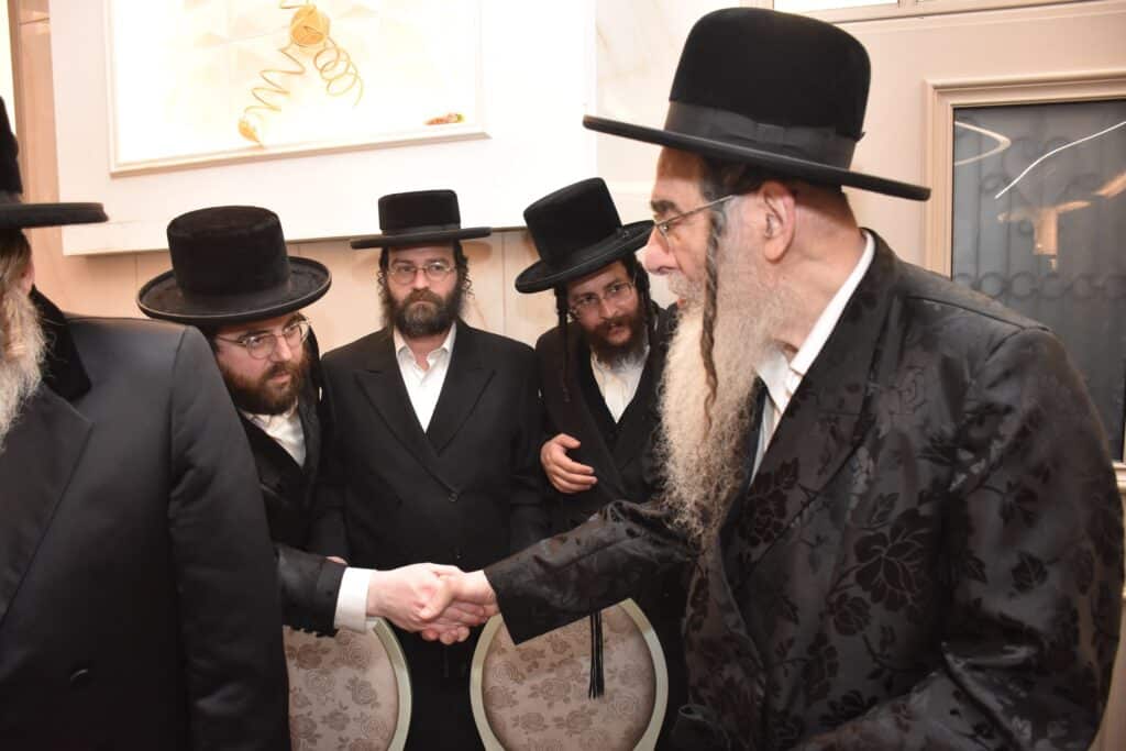 גלריה: האדמו"ר מבוטשאן הכניס את נכדו בעול המצוות