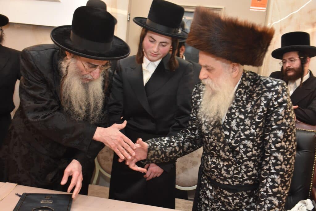 גלריה: האדמו"ר מבוטשאן הכניס את נכדו בעול המצוות