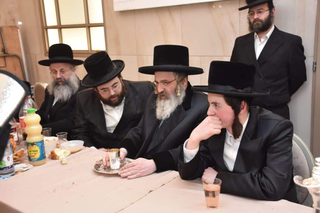 גלריה: האדמו"ר מבוטשאן הכניס את נכדו בעול המצוות