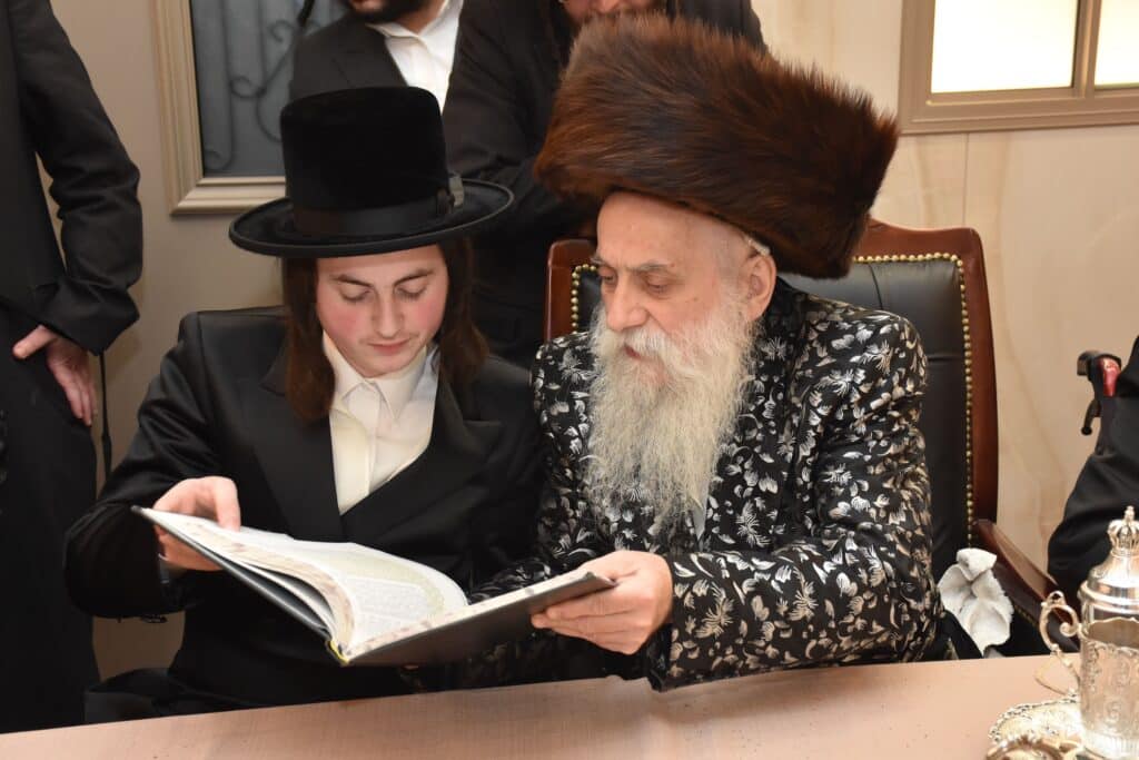גלריה: האדמו"ר מבוטשאן הכניס את נכדו בעול המצוות