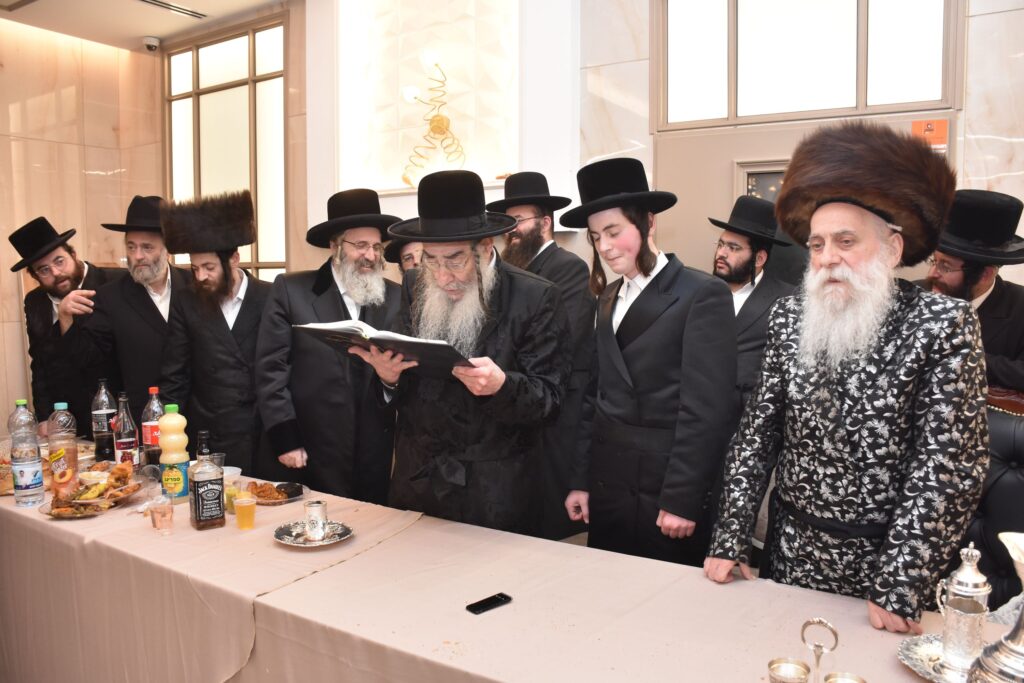 גלריה: האדמו"ר מבוטשאן הכניס את נכדו בעול המצוות