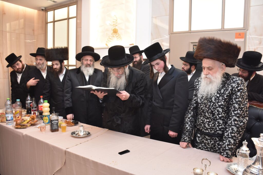 גלריה: האדמו"ר מבוטשאן הכניס את נכדו בעול המצוות