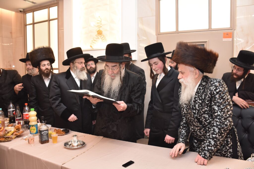 גלריה: האדמו"ר מבוטשאן הכניס את נכדו בעול המצוות