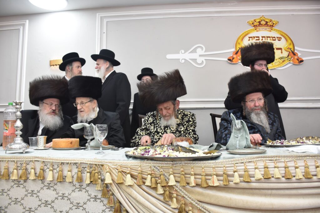 שמחת נישואי נכד האדמו"ר מטשאקאווא עם נכדת האדמו"ר מראחוב