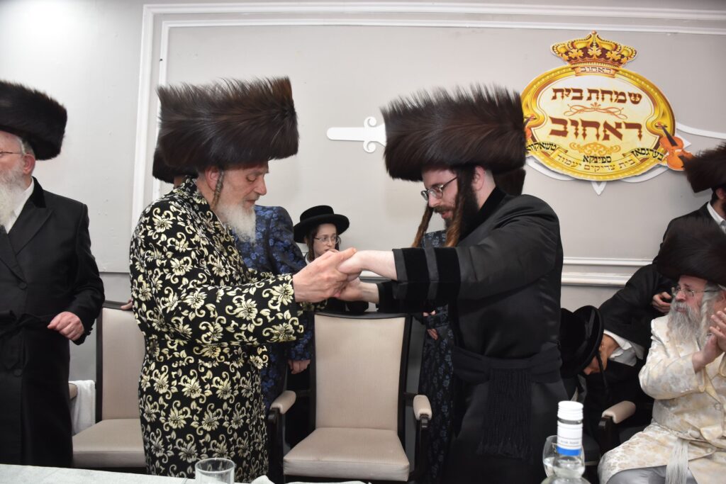 שמחת נישואי נכד האדמו"ר מטשאקאווא עם נכדת האדמו"ר מראחוב