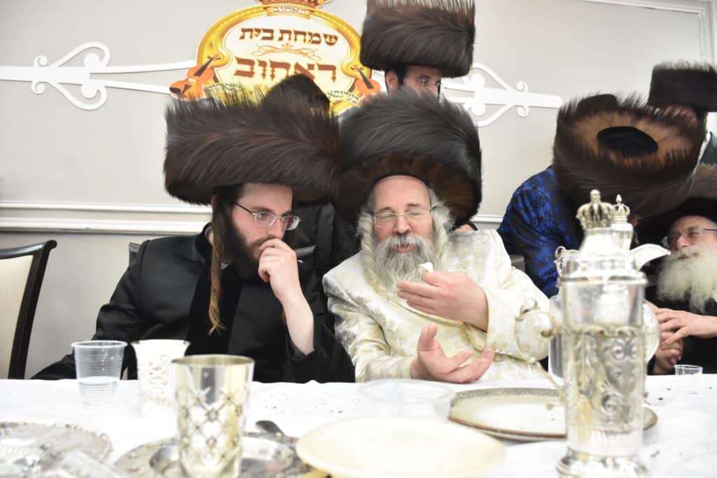 שמחת נישואי נכד האדמו"ר מטשאקאווא עם נכדת האדמו"ר מראחוב