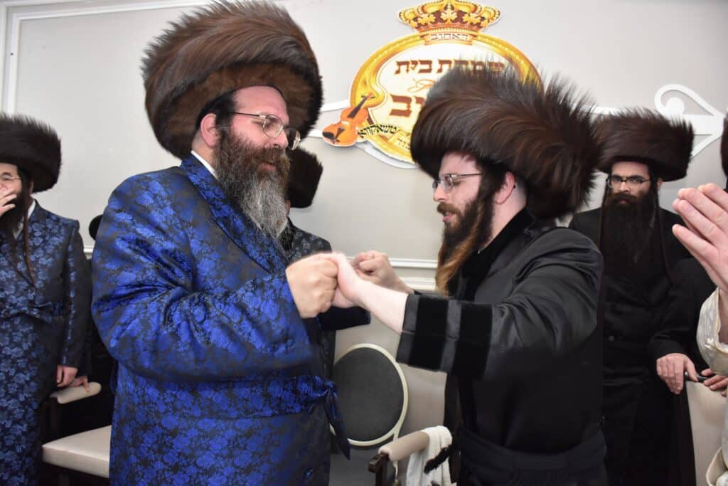 שמחת נישואי נכד האדמו"ר מטשאקאווא עם נכדת האדמו"ר מראחוב