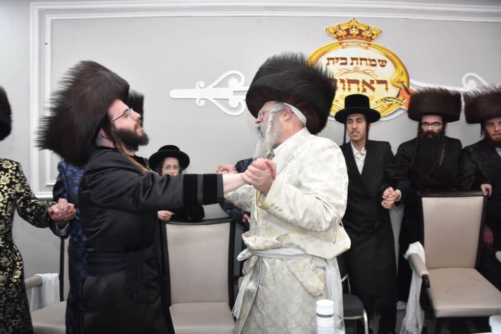 שמחת נישואי נכד האדמו"ר מטשאקאווא עם נכדת האדמו"ר מראחוב