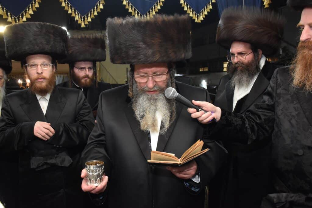 שמחת נישואי נכד האדמו"ר מטשאקאווא עם נכדת האדמו"ר מראחוב