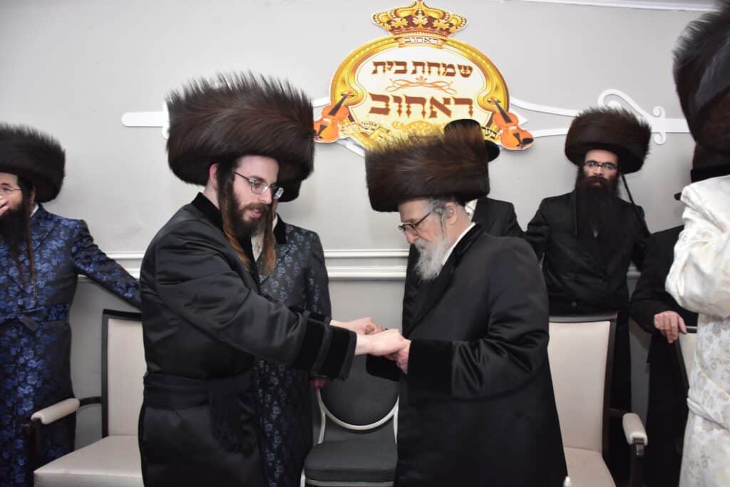 שמחת נישואי נכד האדמו"ר מטשאקאווא עם נכדת האדמו"ר מראחוב
