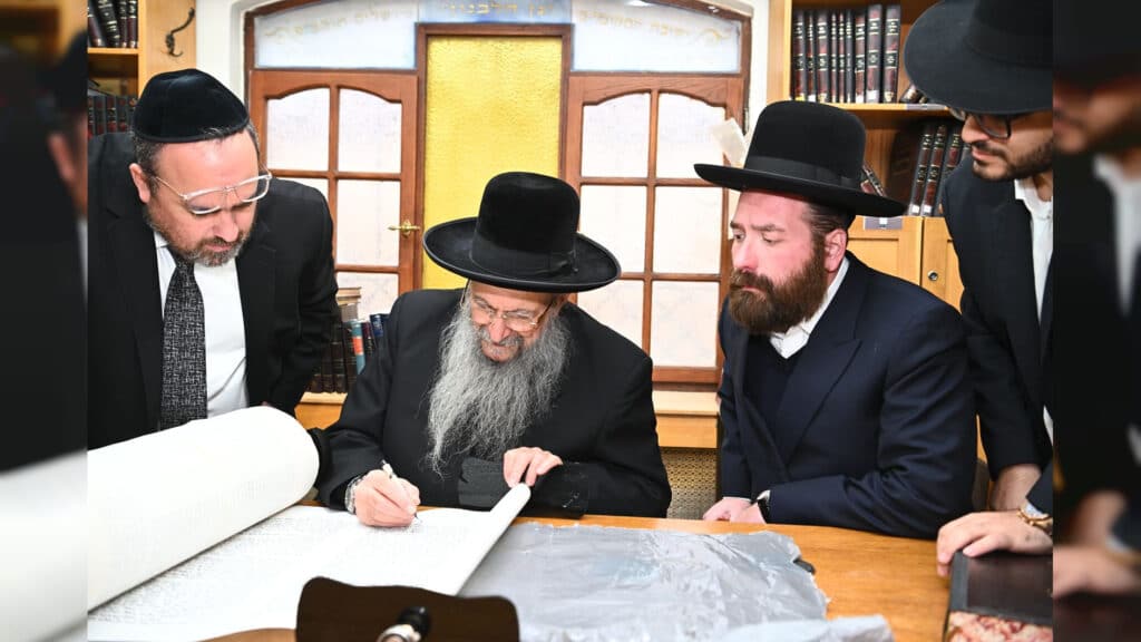 רבנים, נשיא המדינה ואישי ציבור השתתפו בהכנסת ספר תורה לזכר נרצחי המלחמה