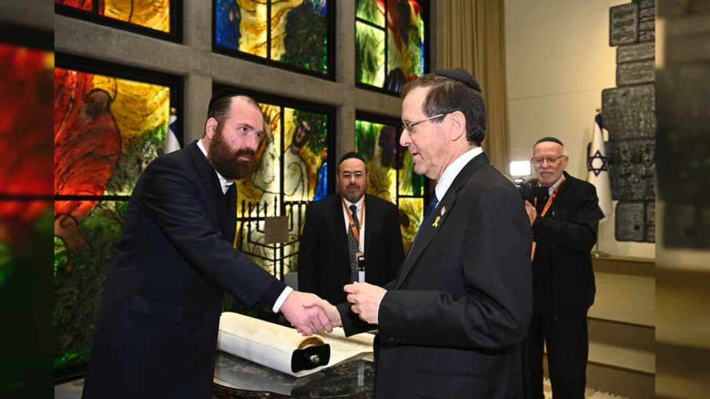 רבנים, נשיא המדינה ואישי ציבור השתתפו בהכנסת ספר תורה לזכר נרצחי המלחמה