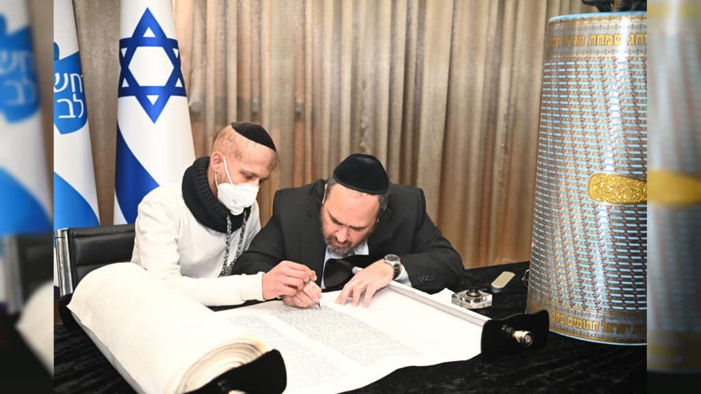 רבנים, נשיא המדינה ואישי ציבור השתתפו בהכנסת ספר תורה לזכר נרצחי המלחמה