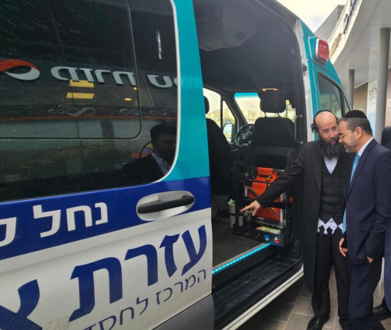 התרשם מהיקף הפעילות: שר הבריאות סייר בצי רכבי החירום בארגון החסד "עזרת אחים"