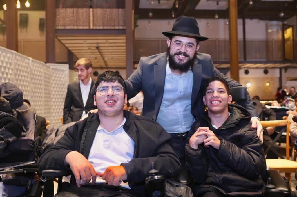 איחוד מרגש: חיים ישראל ואיציק אשל שרו לילדים המיוחדים