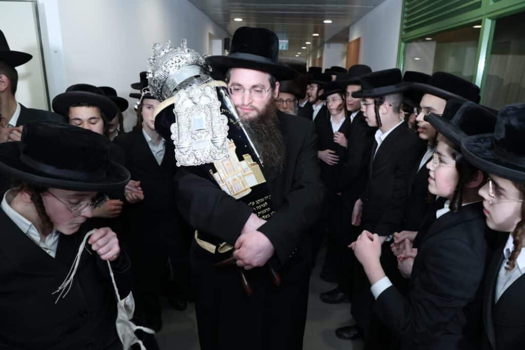 בהשתתפות בן האדמו"ר: ספר תורה הופקד עד ביאת המשיח