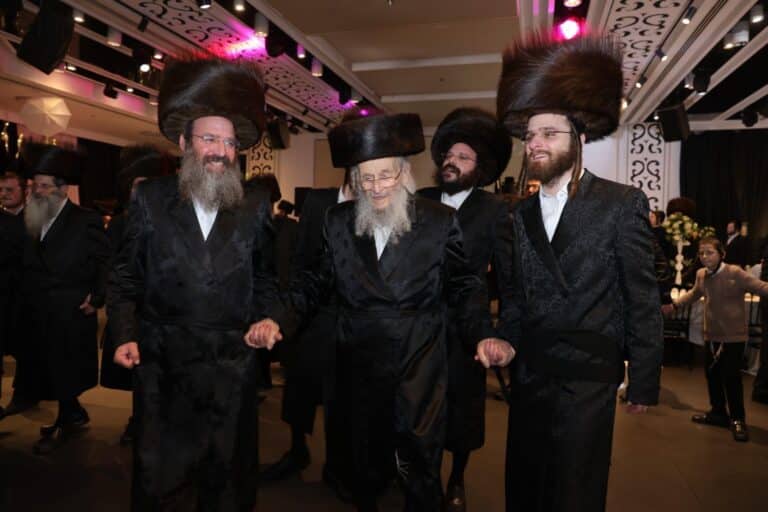 בהשתתפות רבנים ואישי ציבור: הרב אלבוים חיתן את בנו
