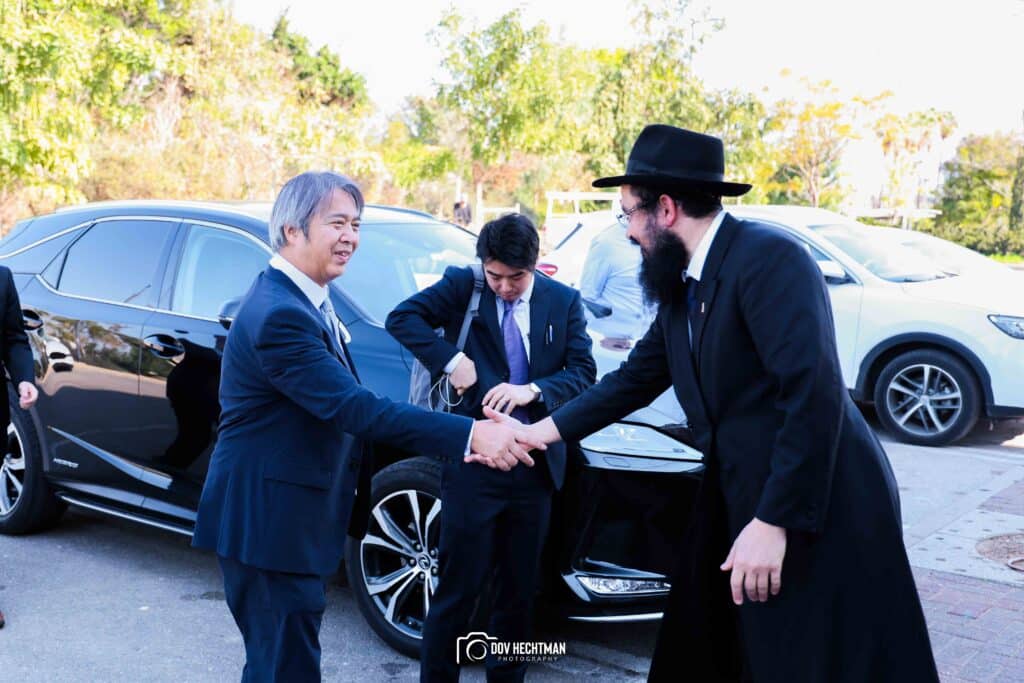 שגריר יפן בישראל ביקר בכפר חב"ד וישב להתוועדות