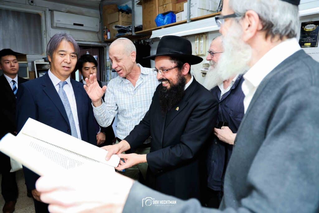 שגריר יפן בישראל ביקר בכפר חב"ד וישב להתוועדות