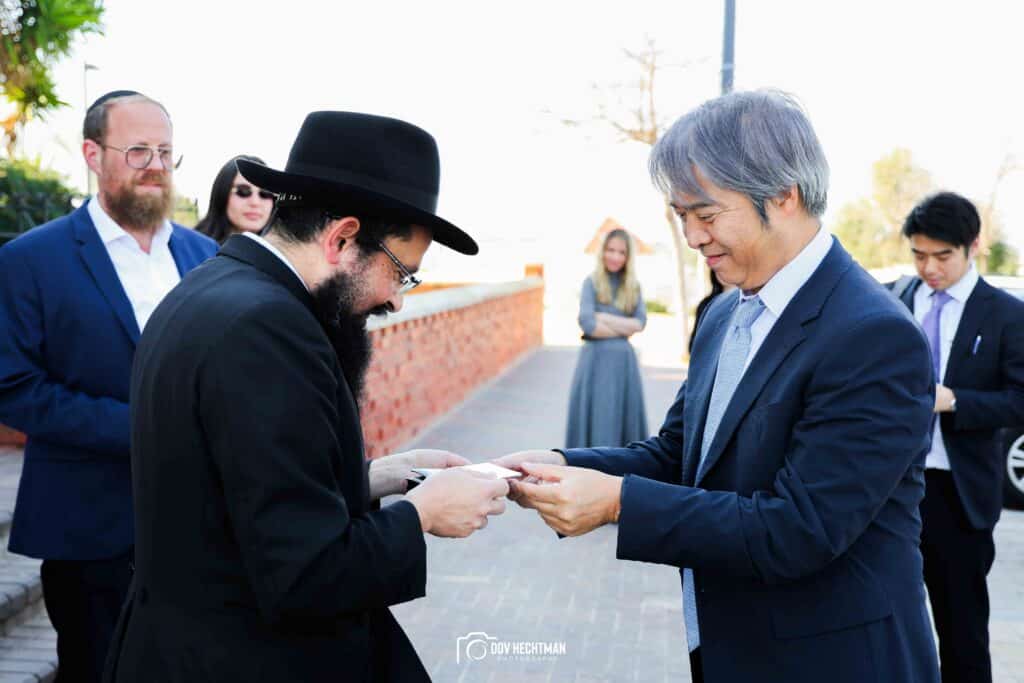 שגריר יפן בישראל ביקר בכפר חב"ד וישב להתוועדות