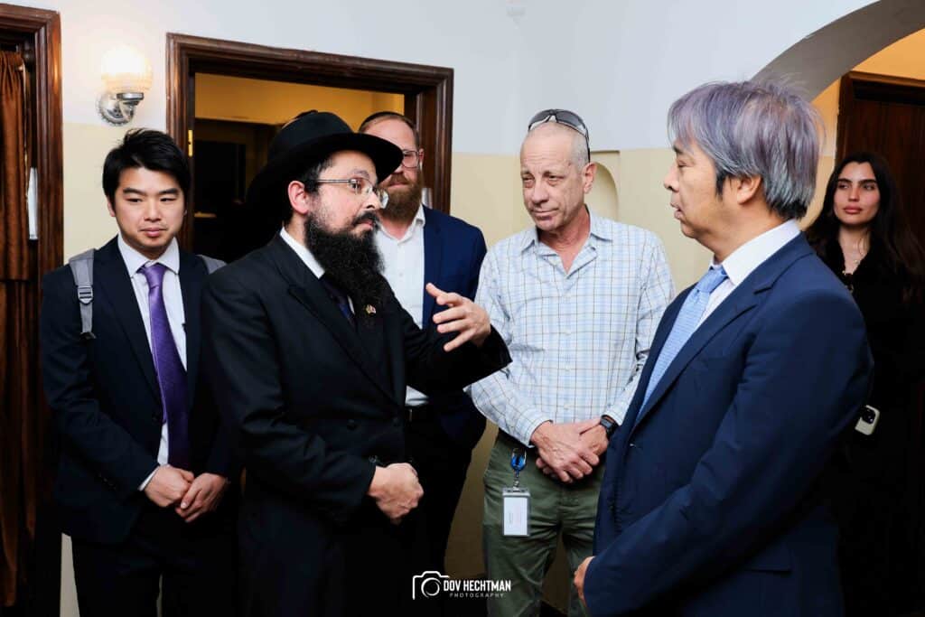שגריר יפן בישראל ביקר בכפר חב"ד וישב להתוועדות