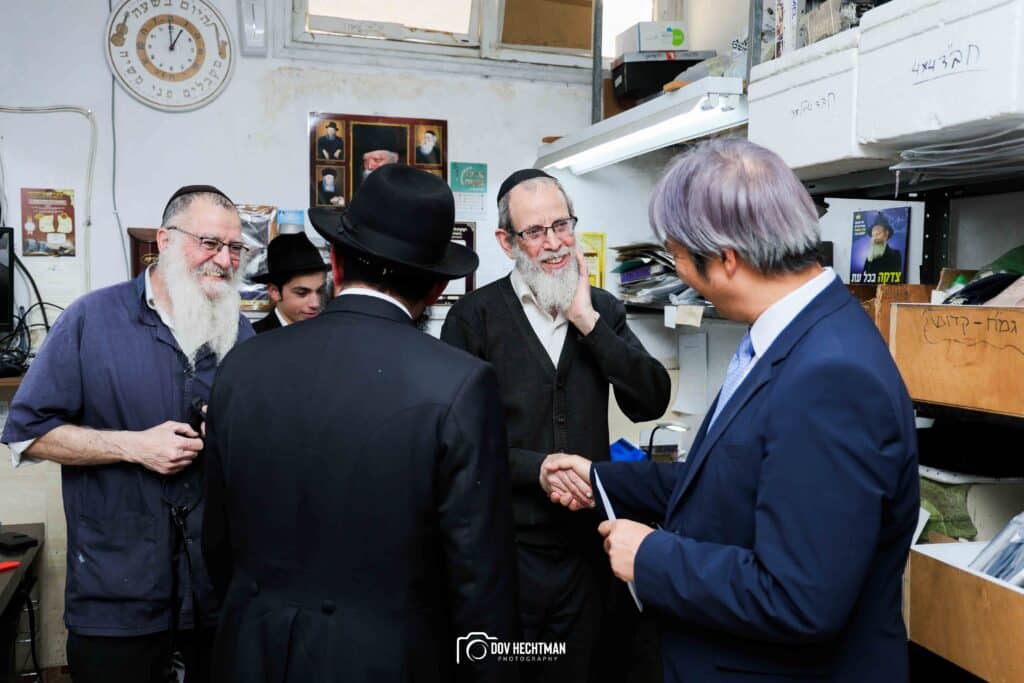 שגריר יפן בישראל ביקר בכפר חב"ד וישב להתוועדות