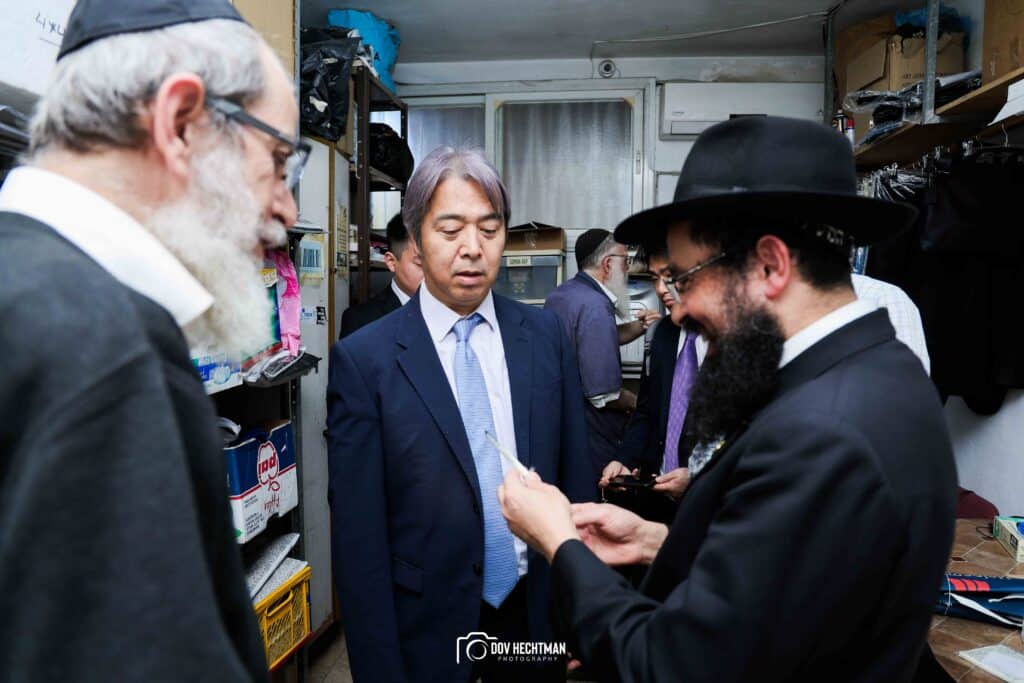 שגריר יפן בישראל ביקר בכפר חב"ד וישב להתוועדות